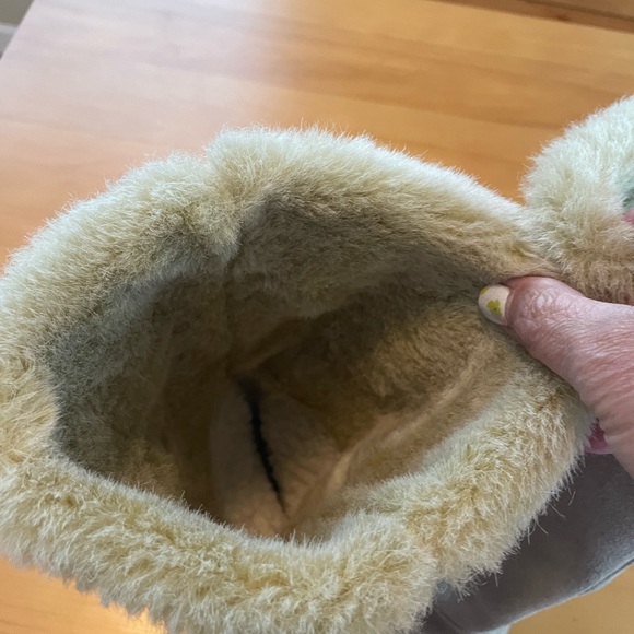 Like new, rampage, fur lined, Ugg looking boot. Wear tall or folded down. Size 8 - Picture 4 of 8